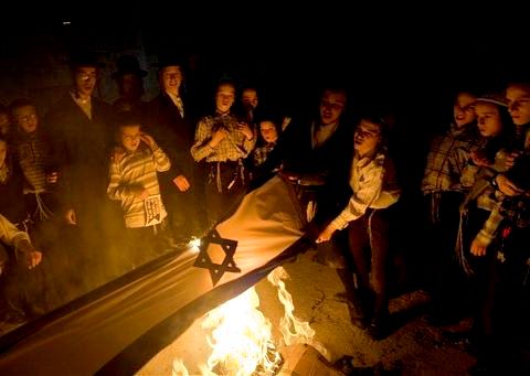 ילדי ירושלים שורפים דגלים בשכונה חרדית [צילום: AP]