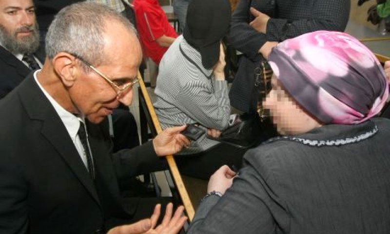 חשודה בהרעבה. עדויות רופאים וצילומי סתר. האם המרעיבה ועורך דינה [צילום: פלאש 90]