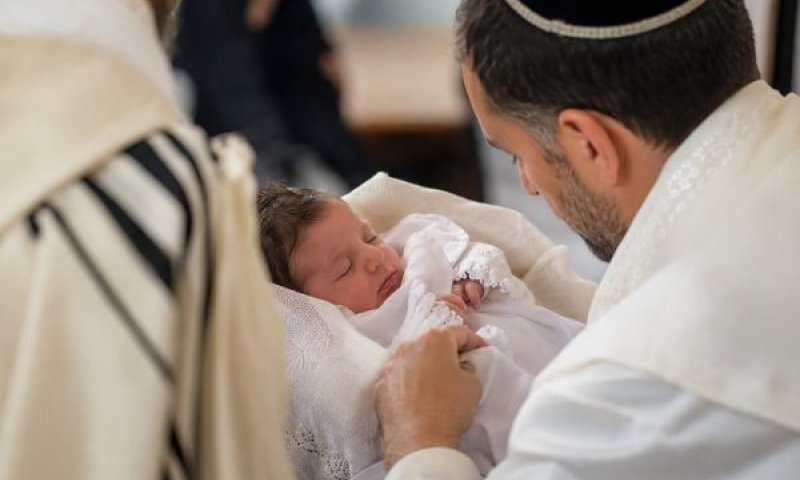ברית מילה. מזכיר את גזירות אנטיוכוס