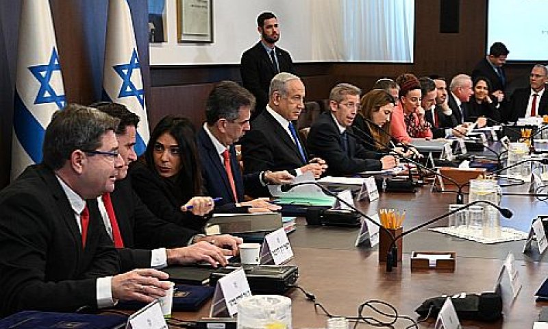 נתניהו בישיבת ממשלה. "סכנה לדמוקרטיה" [צילום: חיים צח/ לע"מ]