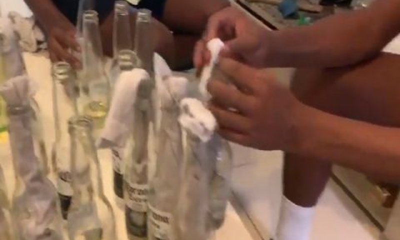 הכנת בקבוקי התבערה בידי צעירים אתיופים