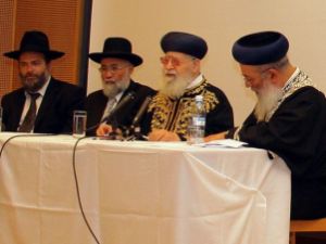 הרב עובדיה יוסף ורבנים אחרים במכללת הדסה [צילום: חזי חוג'יסטה]