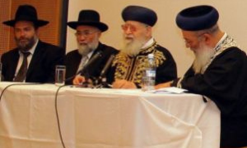 הרב שלמה עמר שליט"א והרב עובדיה יוסף בטקס הענקת התארים [צילום: חזי חוג&acute;יסטה]