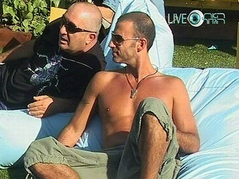 סער שיינפיין ובנצי שני משתזפים בשמש [צילום: מן הטלוויזיה]