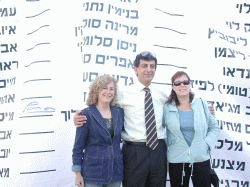 ח"כים חותמים על עצומה [צילום: ניב קלדרון]