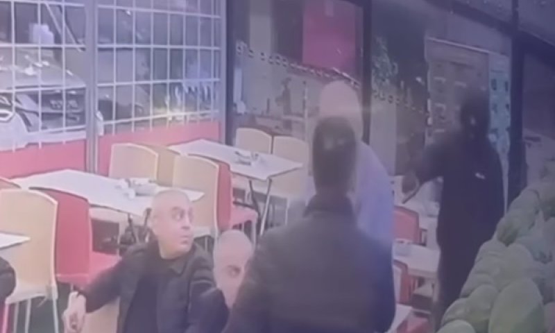 תיעוד ניסיון החיסול. המתנקש רעול הפנים - מימין [צילום: שימוש לפי סעיף 27א]