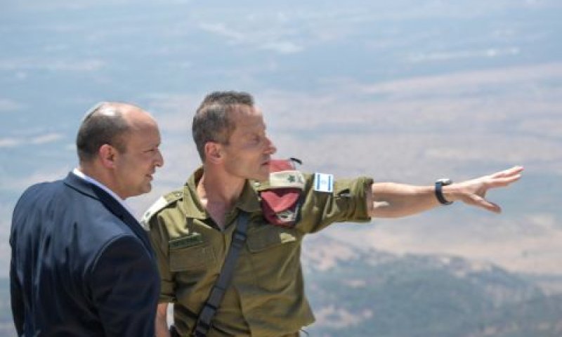 בנט בסיור עם והאלוף אמיר ברעם בפיקוד צפון [צילום: קובי גדעון / לע"מ]