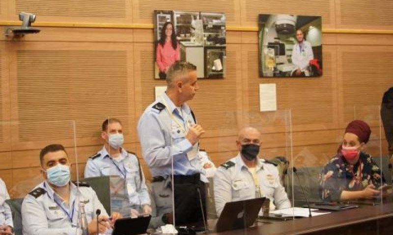 מוריס חן מציג את התחקיר לח"כים [צילום: דני שם-טוב/דוברות הכנסת]
