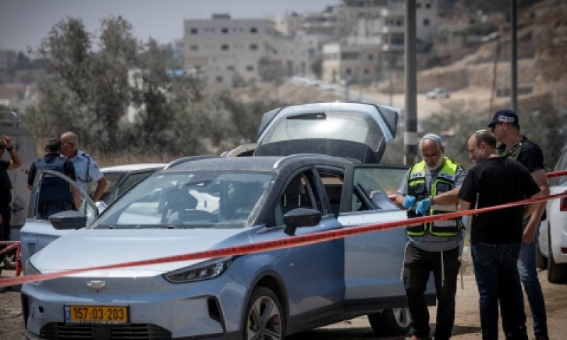זירת הפיגוע בכביש 60 [צילום: חיים גולדברג, פלאש 90]