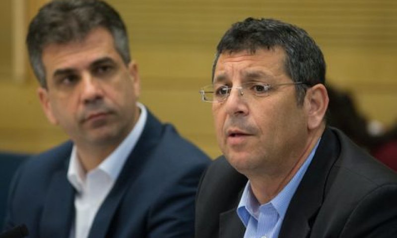 דרור שטרום וח"כ אלי כהן. הלקוחות הקטנים הם בסוף המפקיד הכי גדול עם התנאים הכי רעים [צילום: יונתן זינדל/פלאש 90]