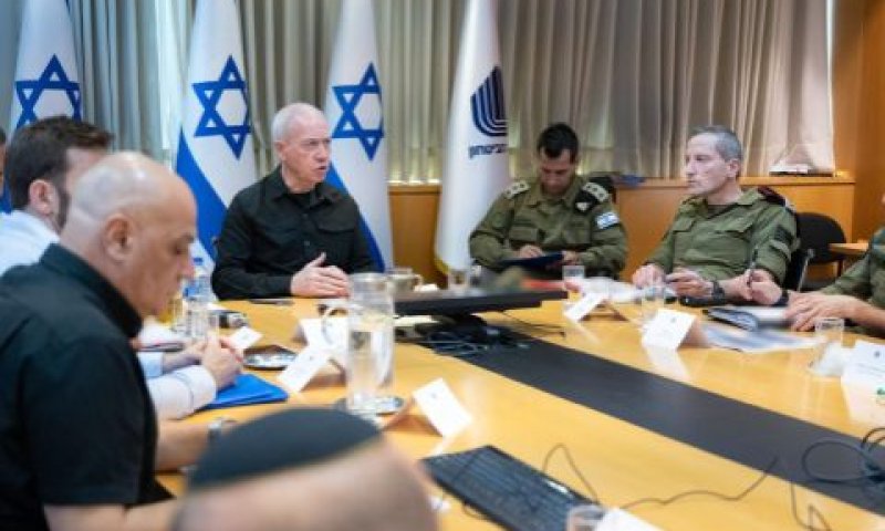 גלנט בהערכת מצב [צילום: אריאל חרמוני, משרד הביטחון]