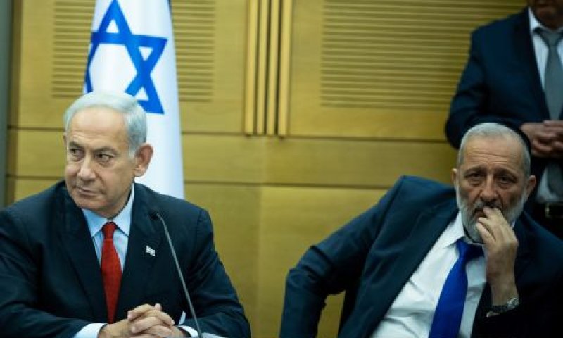 יו"ר הקואליציה שוחח עם יו"ר ש"ס, אריה דרעי [צילום: יונתן זינדל, פלאש 90]
