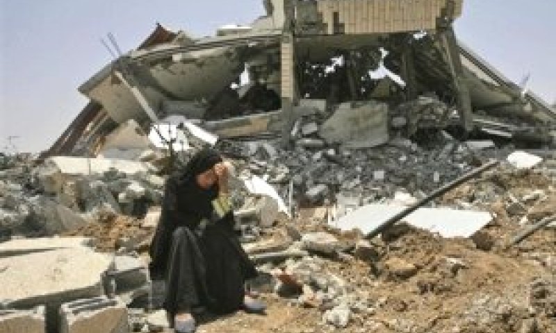 פלשתינית על רקע הבית ההרוס בחאן יונס [צילום: AP]