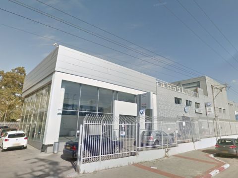 מוסך העוגן בעת פעילותו [צילום: סטריט וויו]