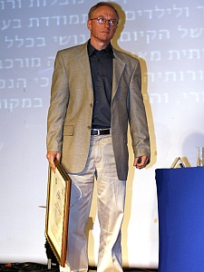 דוד גרוסמן מקבל את הפרס