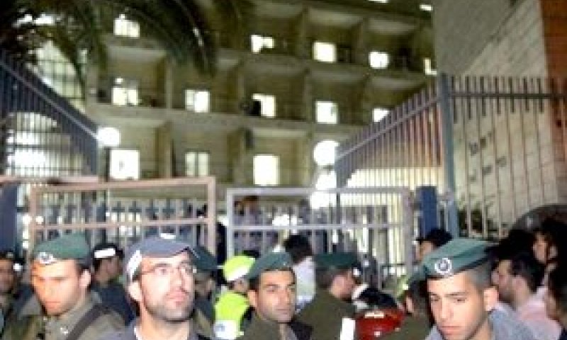 שוטרים בפתח הישיבה בליל הפיגוע. למצולמים אין קשר [צילום: AP]