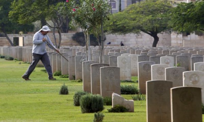 נזק למאות מצבות של חיילים במלחמות העולם [צילום מ-2018: עדל חנא/AP]