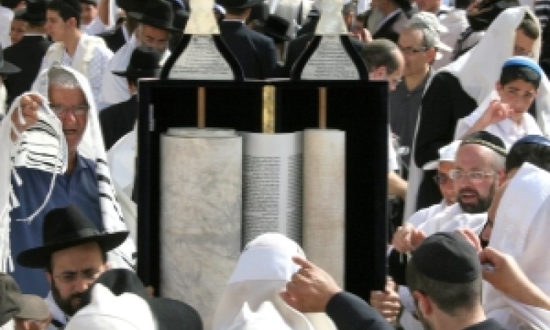 הגבהת ספר-תורה בכותל המערבי [צילום: פלאש 90]