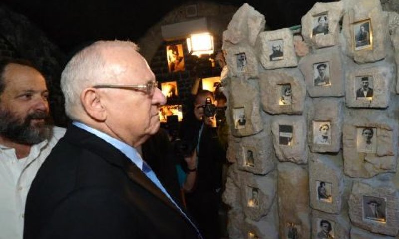 ריבלין מול לוח ההנצחה [צילום: מארק ניימן/לע"מ]