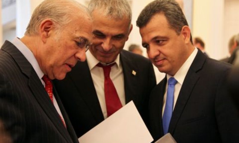 דוח ה-OECD הוגש לשר האוצר בפריז [צילום: דוברות האוצר]