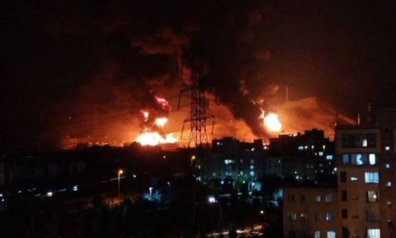 מסוף הדלק בטהרן בוער לאחר התקיפה [צילום: התקשורת האירנית]