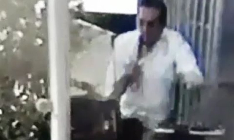 החייל מימין והמחבל לשמאלו [צילום: מצלמת אבטחה]