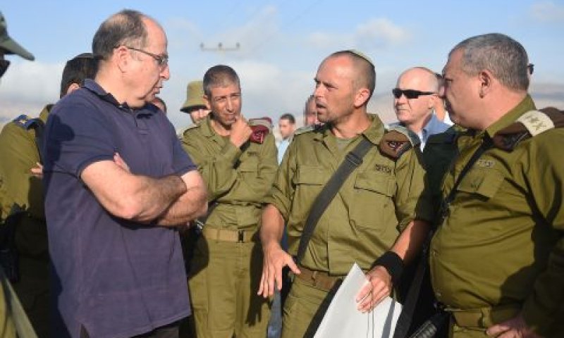 שר הביטחון והרמטכ"ל מקבלים סקירה מהמח"ט שי קלפר [צילום: דיאנה חננשווילי]