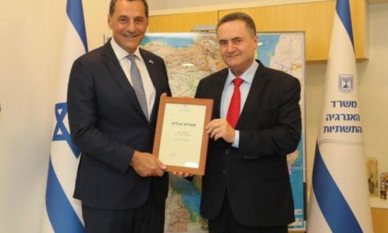ישראל כ"ץ ומתיוס ריגאס, מנכ"ל חברת אנרג'יאן היוונית-בריטית [צילום: דימה סמבורסקי/לע"מ]