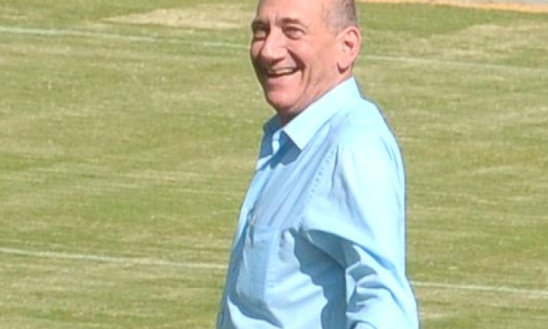 אולמרט במגרש כדורגל [פלאש 90]