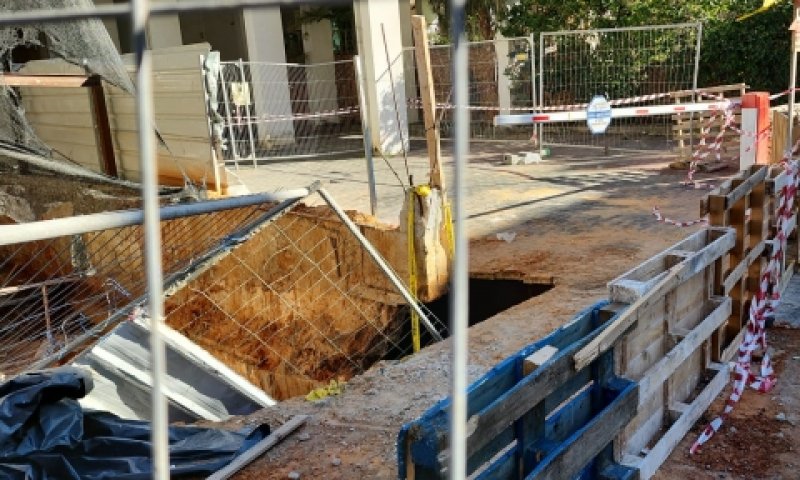 הבולען בהוד השרון [צילום: דוברות כבאות והצלה]