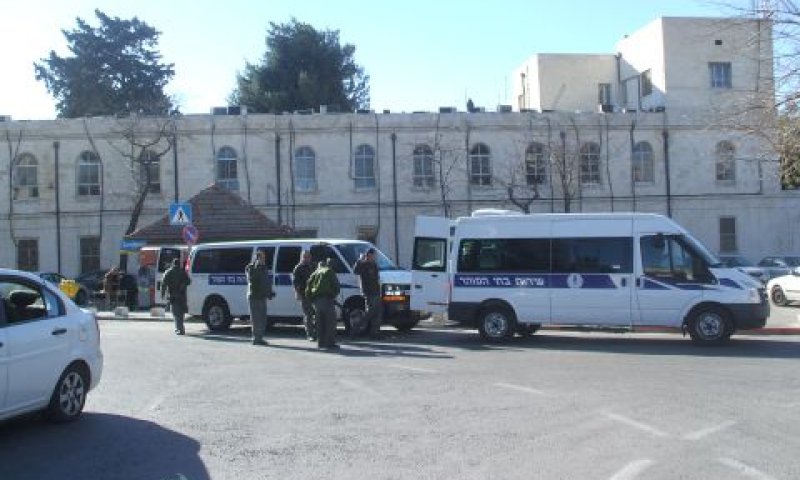 מגרש הרוסים. לוחות עץ במקום מיטות