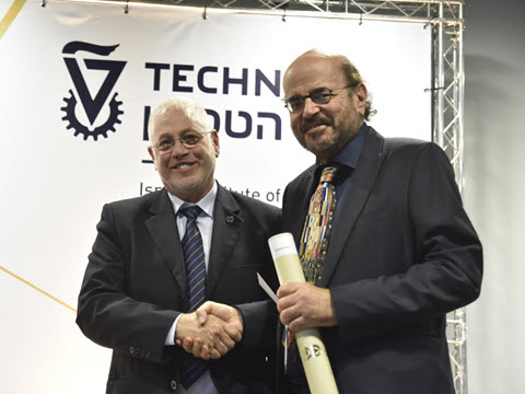 נשיא הטכניון פרופ' אורי סיון מעניק את הפרס לפרופ' פפדימיטריו כריסטוס הילריוס [צילום: שרון צור, דוברות הטכניון]