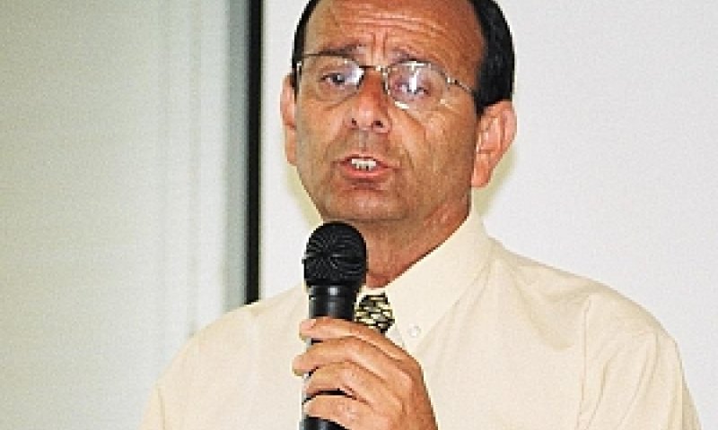 עדי אלדר. המגשר