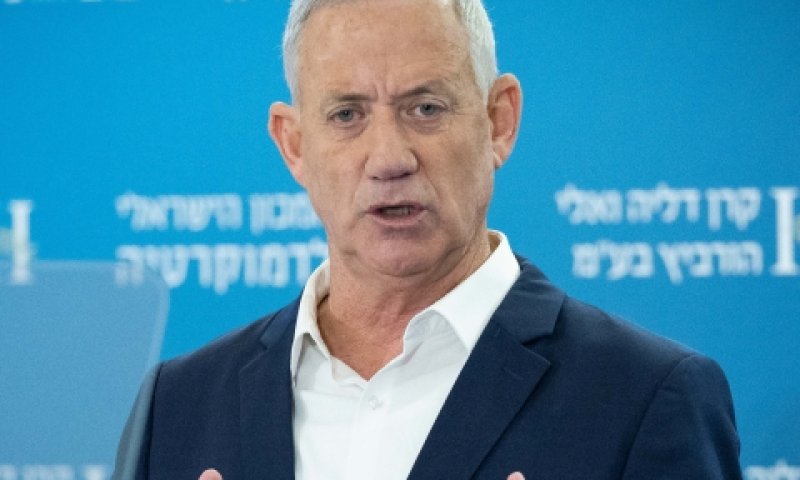 גנץ. מאותת לחרדים [צילום: יונתן זינדל, פלאש 90]