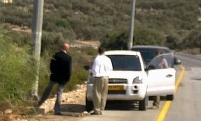 חגית עופרן חומקת אל הג'יפ [צילום: מוא"ז שומרון]