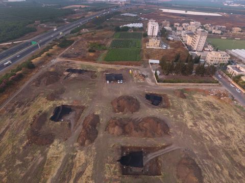 החפירה בג'לג'וליה – מבט אוירי [צילום: יצחק מרמלשטיין, רשות העתיקות]