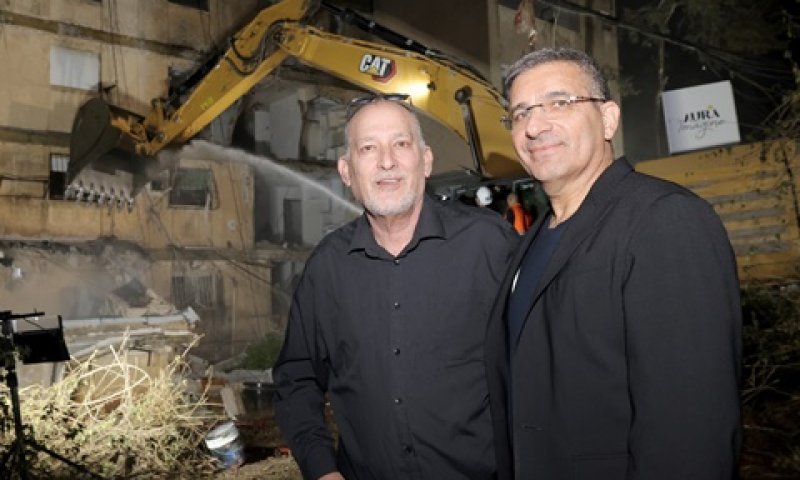בעל השליטה באאורה, יעקב אטרקצ'י, אמש בגבעתיים [צילום: רונן טופלברג]