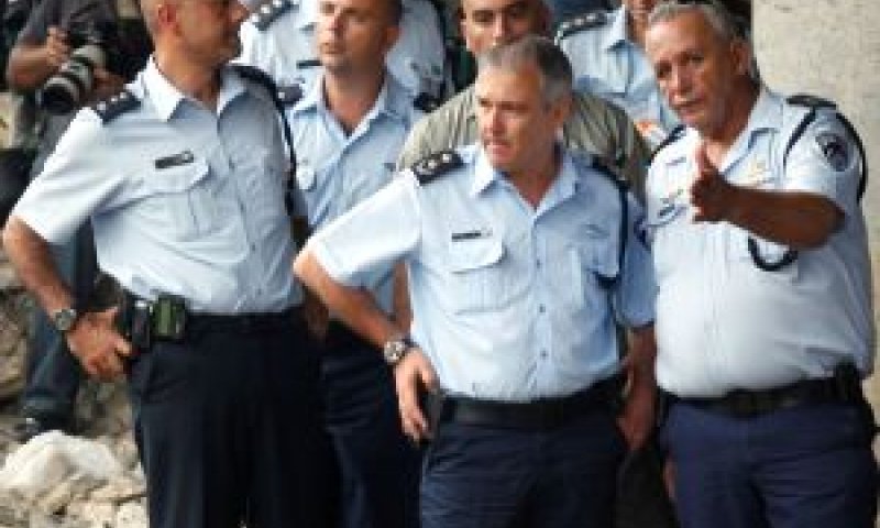 קצינים במחוז עם המפכ"ל [צילום ארכיון: פלאש 90]