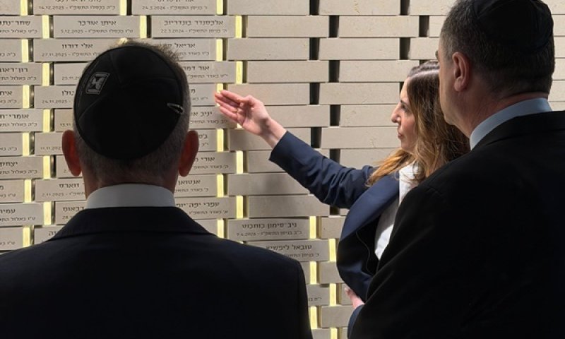 השר כ"ץ ומנכ"ל משרדו, הבוקר בהר הרצל [צילום: משרד הביטחון]