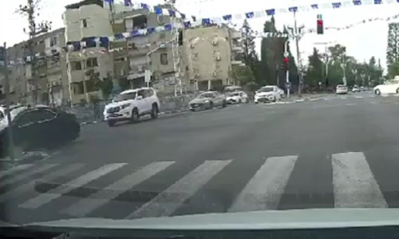 רגע התהפכות רכבו של בן גביר [צילום: שימוש לפי סעיף 27א]
