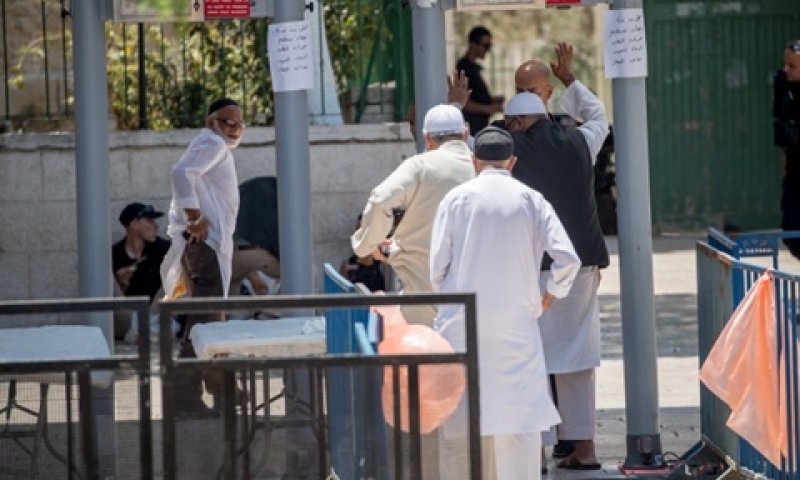 "הדרך היחידה להתמודד עם נשק חם" [צילום: יונתן זינדל, פלאש 90]