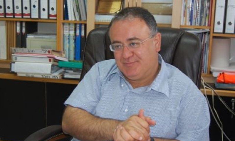 עבד אל-חי. עם בן-הדוד [צילום: עיריית טירה]