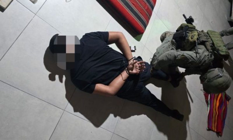 מעצר אחד החשודים [צילום: דוברות המשטרה]