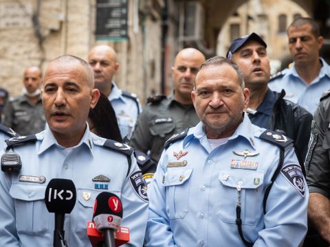 המפכ"ל שבתאי ומפקד מחוז ירושלים דורון תורג'מן בעיר העתיקה [צילום: יונתן זינדל/פלאש 90]