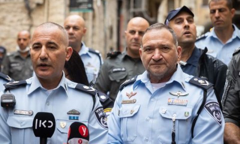 המפכ"ל ומפקד המחוז. השר דורש הסברים [צילום: יונתן זינדל/פלאש 90]