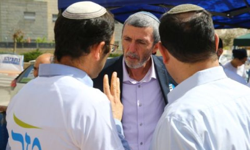 רפי פרץ ם פעילים [צילום: פלאש 90]