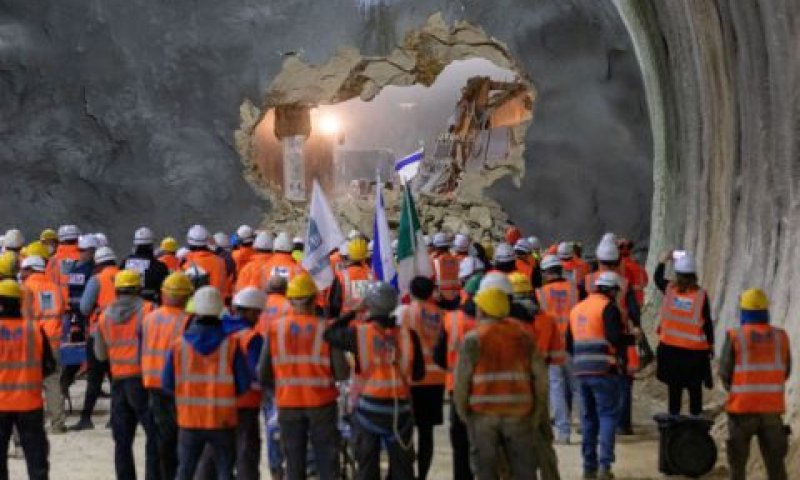 האור בקצה המנהרה [צילום: יונתן זינדל/פלאש 90]