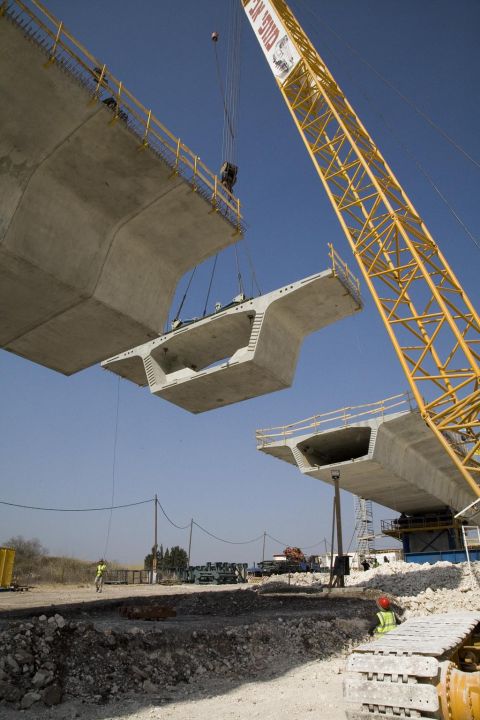 גשר מקטעים - האלמנטים מורכבים כמו לגו, פעם מימין ועם משמאל כדי ליצור שיווי משקל