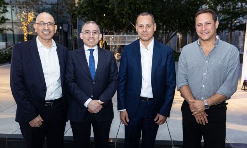 בתמונה מימין: רז קינסטליך ראש עיריית ראשון לציון, אייל בן סימון מנכ״ל הפניקס,ישראל אוזן מנכ״ל משרד הפנים, ובני גבאי יו״ר קבוצת הפניקס [צילום: לנס הפקות]