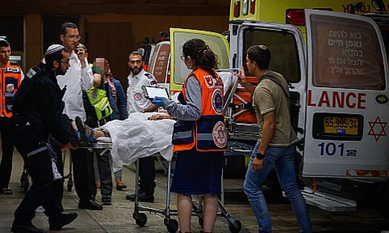 פינוי הפצועים מהפיגוע בקריית ארבע [צילום: אוליביה פיטוסי/פלאש 90]